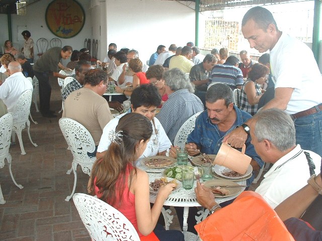 Afiliados y familiares comiendo en la actividad- Clicate per ampliare -