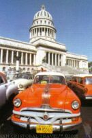 Vista de El Capitolio de La Habana con coches antiguos americanos en La Habana Vieja