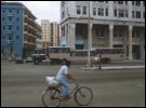 Los cubanos hacen uso de las bicicletas a diario en la ciudad de La Habana.