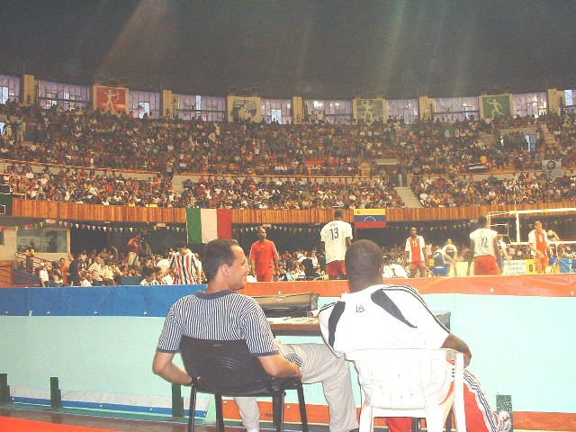 Encuentro de Voleibol Cuba-Italia en el Coliseo- Click to enlarge -